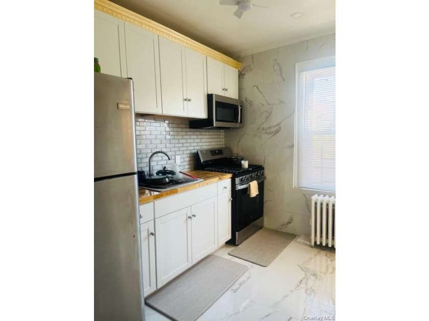 Fully renovated, Semi attached, brick. Close to shopping and - photo 22