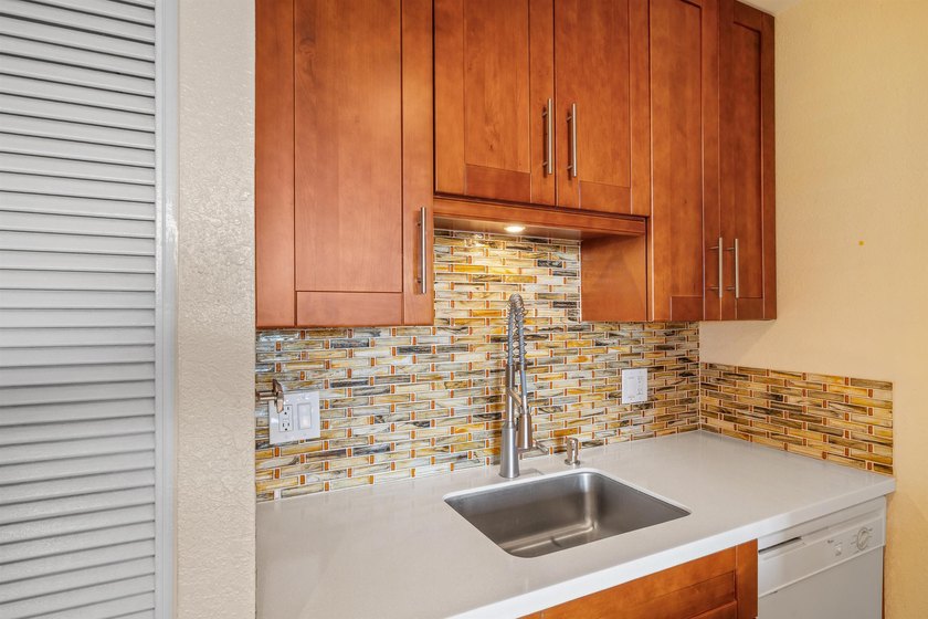 Bright &amp; beautifully remodeled Maui Vista condo offers you - photo 12