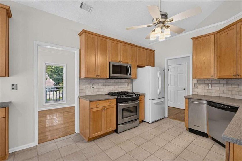 Move-In Ready Ranch in an Unbeatable Location! Welcome to this - photo 6