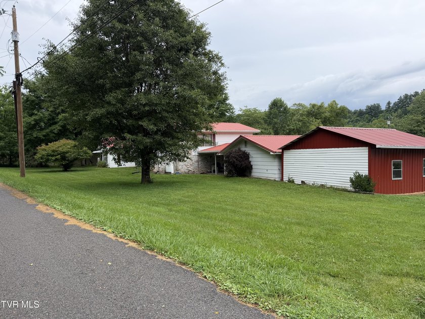 Discover this spacious 3-level home featuring 3 bedrooms, 2.5 - photo 3