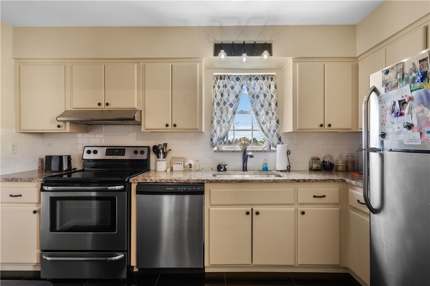 Discover the perfect blend of space and serenity in this - photo 5