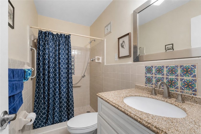 Discover the perfect blend of space and serenity in this - photo 9