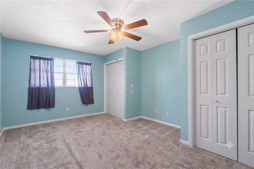 Discover the perfect blend of space and serenity in this - photo 10