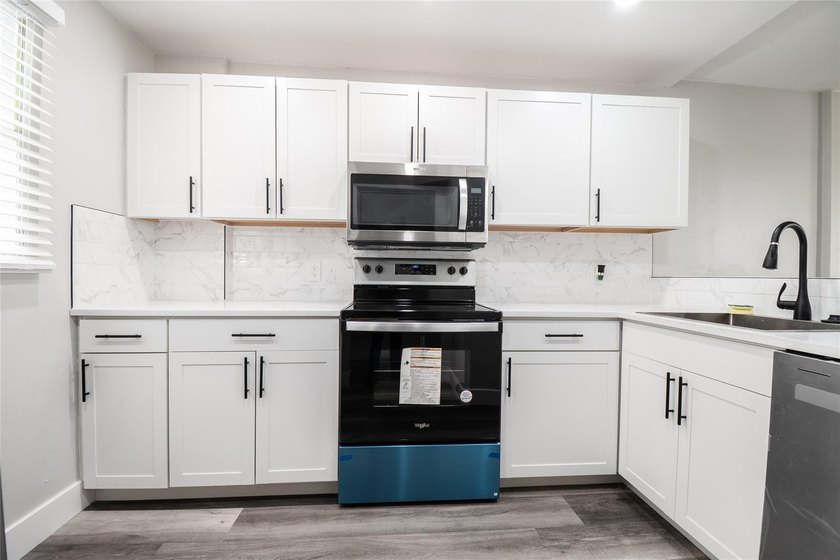 Top floor, corner unit with great water views and sunsets - photo 2