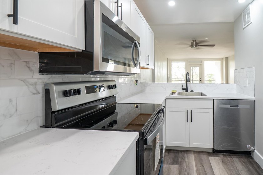 Top floor, corner unit with great water views and sunsets - photo 6
