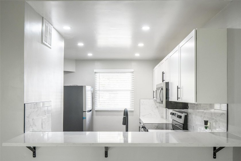 Top floor, corner unit with great water views and sunsets - photo 9