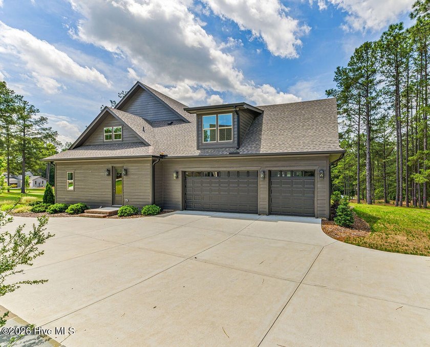 Exceptional new construction. As you step inside, your eyes are - photo 7