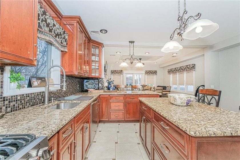 Tottenville-Fully Detached Colonial, an absolute stunning home - photo 12