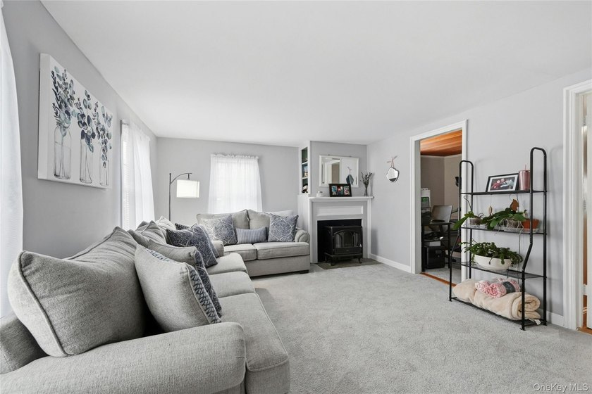 This charming Center Moriches 4/5-bedroom Colonial dates back to - photo 17