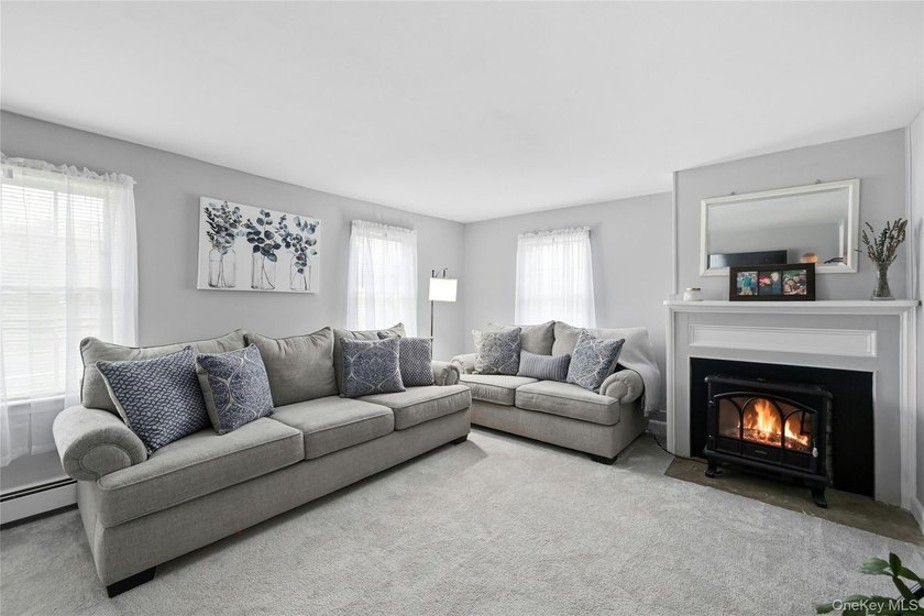 This charming Center Moriches 4/5-bedroom Colonial dates back to - photo 18