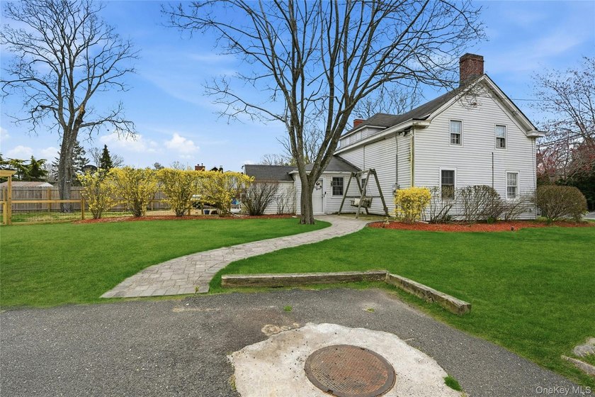 This charming Center Moriches 4/5-bedroom Colonial dates back to - photo 31