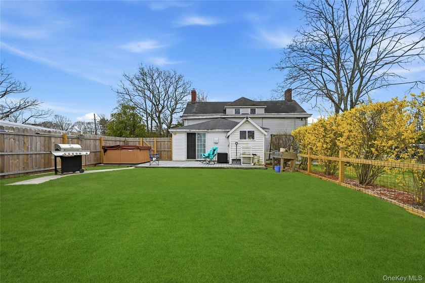 This charming Center Moriches 4/5-bedroom Colonial dates back to - photo 34