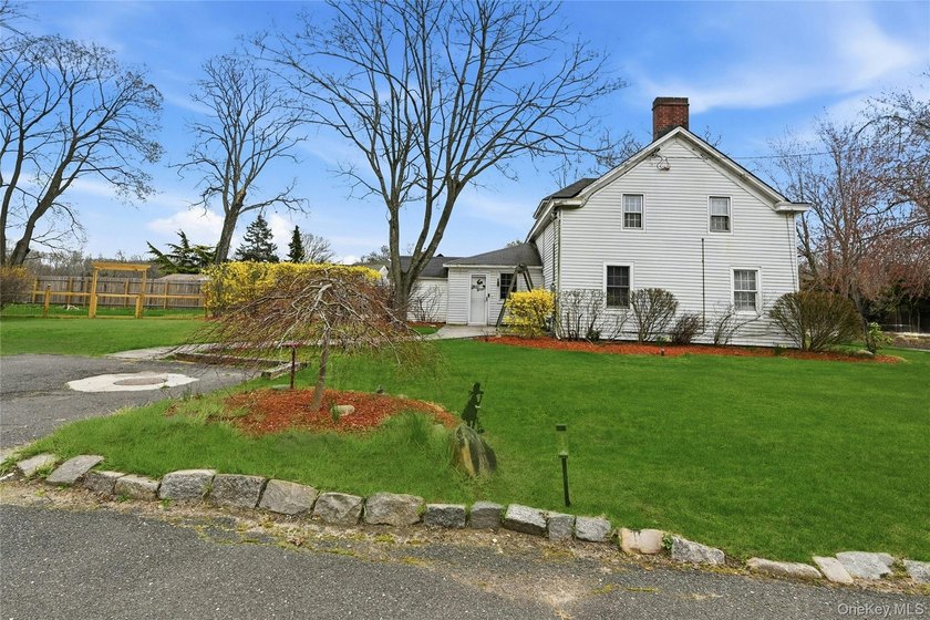 This charming Center Moriches 4/5-bedroom Colonial dates back to - photo 36