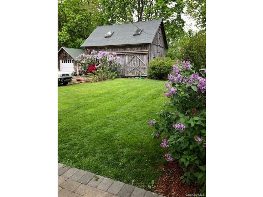 This charming Center Moriches 4/5-bedroom Colonial dates back to - photo 43