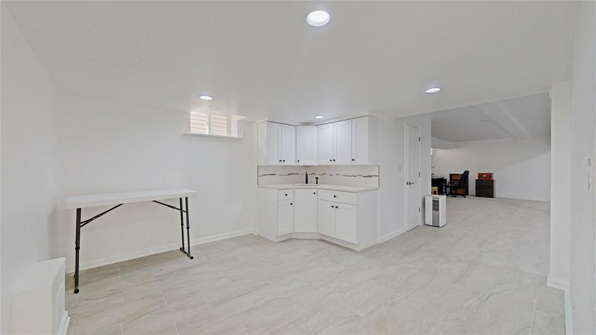 SHOWING BY APPOINTMENT ONLY CALL THE LISTING AGENT 987 E 42nd St - photo 36