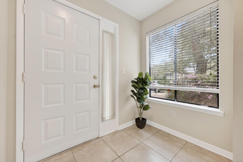 A quaint and beautiful find in Bluewater Bay in the Garden Oaks - photo 4