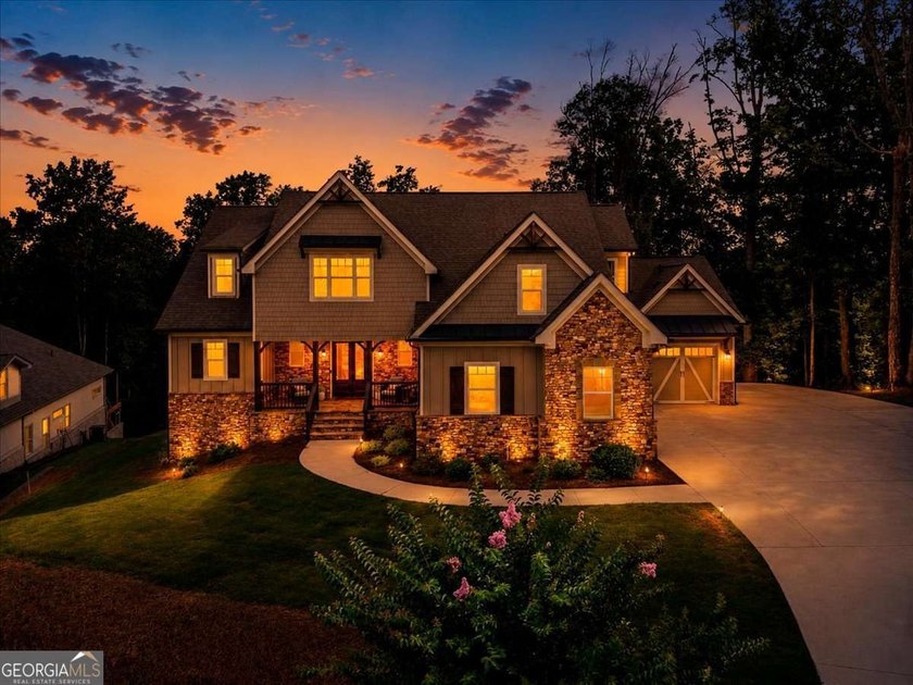 You will be AMAZED at this private, almost NEW construction home - photo 2