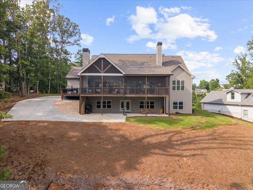 You will be AMAZED at this private, almost NEW construction home - photo 7