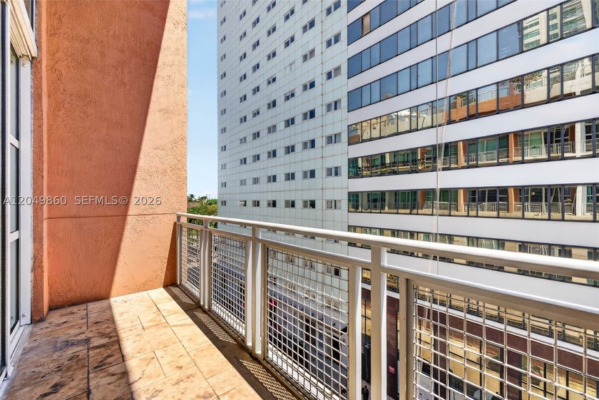 Spectacular loft with stunning urban views in a prime Downtown - photo 14