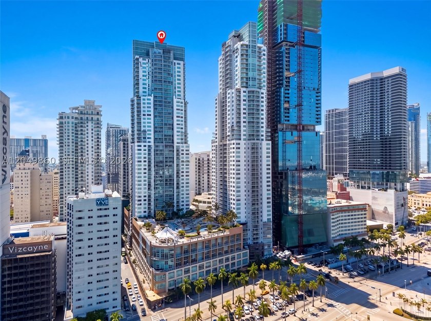 Spectacular loft with stunning urban views in a prime Downtown - photo 19