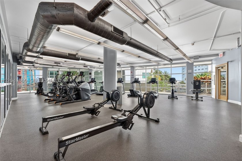 Spectacular loft with stunning urban views in a prime Downtown - photo 22