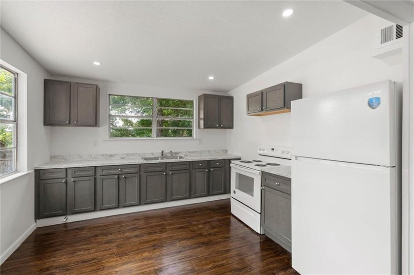 Prime investment opportunity, triplex in Gulf Shores! This - photo 6