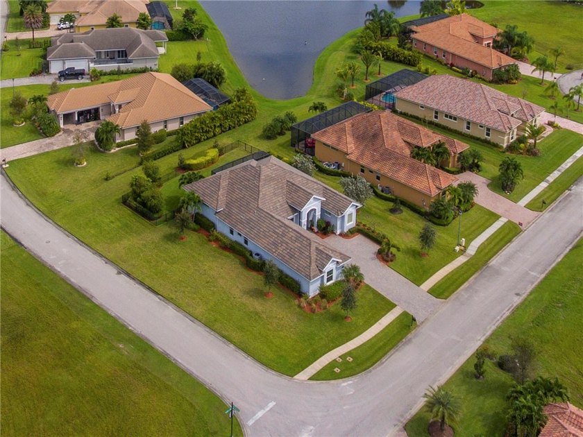 GHO Sawgrass former model home on fenced .40 lake lot with - photo 2