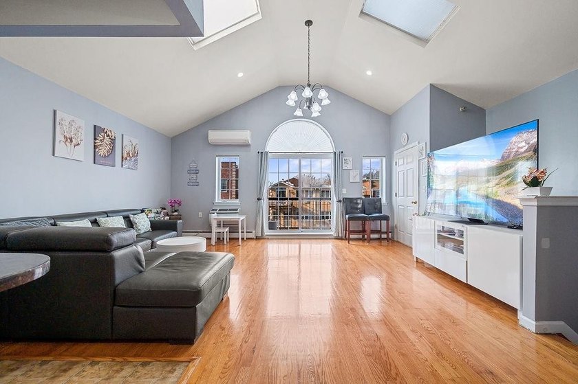 Introducing a beautifully designed 1,157 sq ft, 3-bedroom - photo 3
