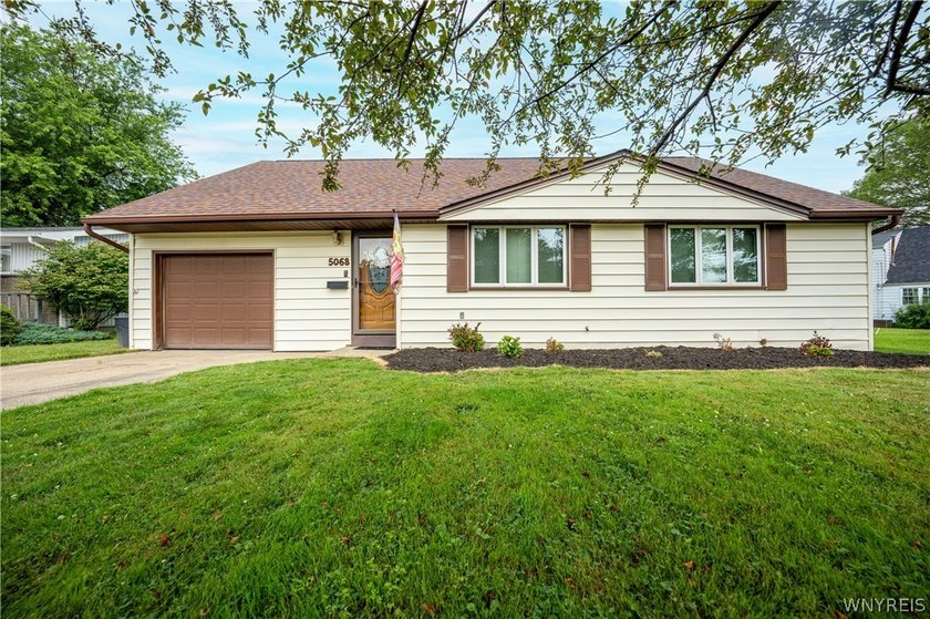 Welcome home to this inviting 4-bedroom, 1.5-bath residence - photo 3