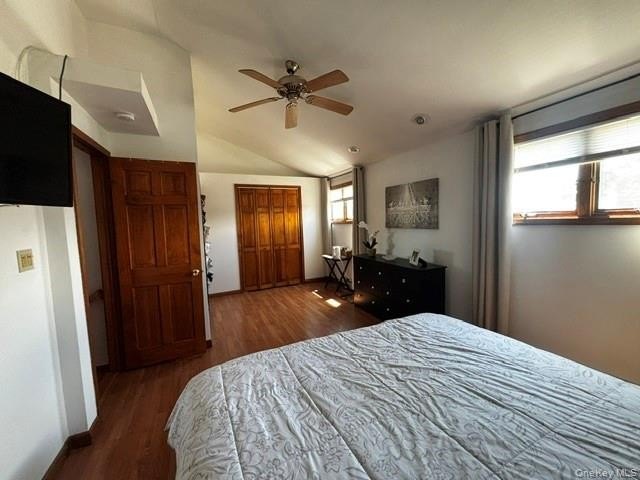 Beautiful 3 bedroom Split, Family room 2 Bathrooms Pool w/ Deck - photo 15