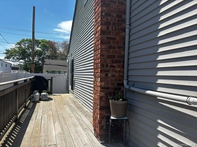 Beautiful 3 bedroom Split, Family room 2 Bathrooms Pool w/ Deck - photo 17