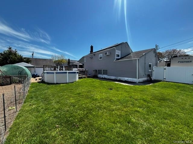 Beautiful 3 bedroom Split, Family room 2 Bathrooms Pool w/ Deck - photo 18