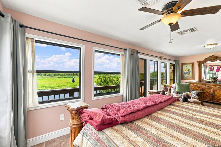 An extraordinary waterfront estate where timeless craftsmanship - photo 31