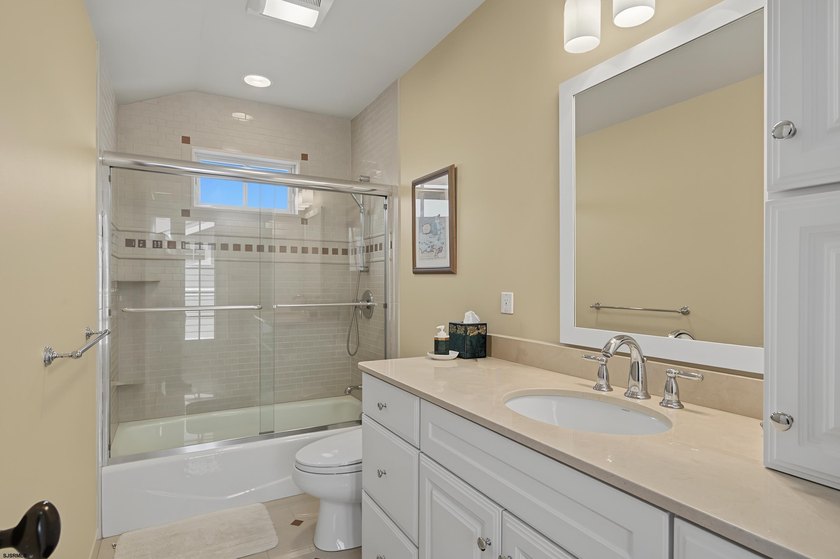CUSTOM LEEDS-BUILT HOME JUST TWO BLOCKS TO THE BEACH! Built in - photo 35