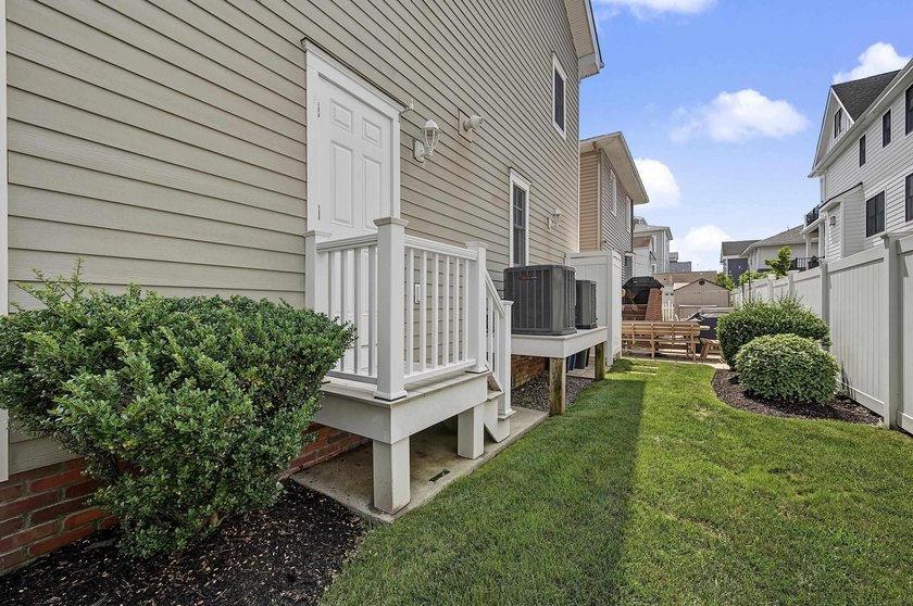 CUSTOM LEEDS-BUILT HOME JUST TWO BLOCKS TO THE BEACH! Built in - photo 40