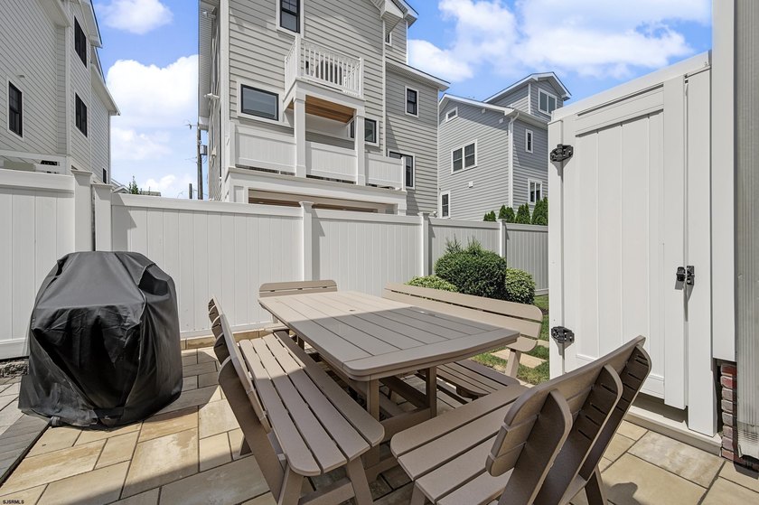 CUSTOM LEEDS-BUILT HOME JUST TWO BLOCKS TO THE BEACH! Built in - photo 42