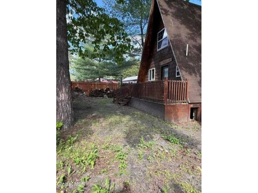 - Located in the Sacandaga Heights Beach Assoc and less than 1/2 - photo 4