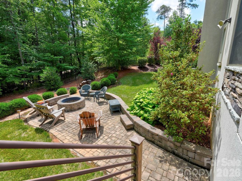 A first offering of this custom-built Simonini home in The - photo 42