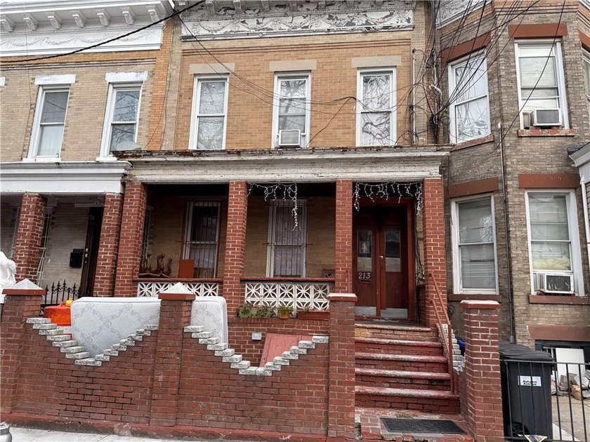 This OCCUPIED property is offering substantial living space in a - photo 3
