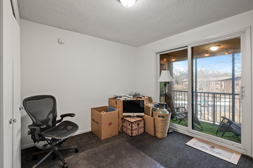 Affordable condo living! HOA fee pays almost EVERYTHING: water - photo 18