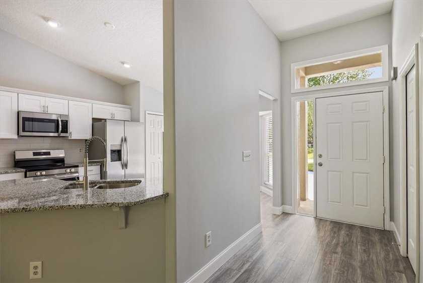 Stylishly renovated &amp; move-in ready, this 3/2/2 CBS home is - photo 8