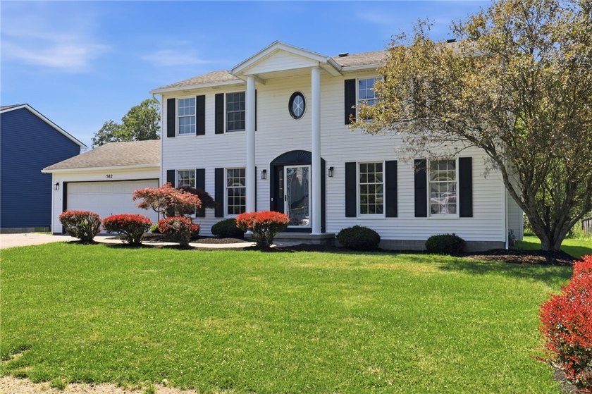 Beautiful white vinyl-sided Colonial with impressive front - photo 2