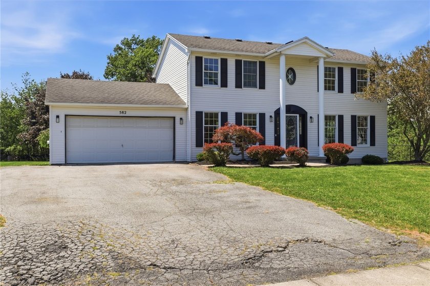 Beautiful white vinyl-sided Colonial with impressive front - photo 3