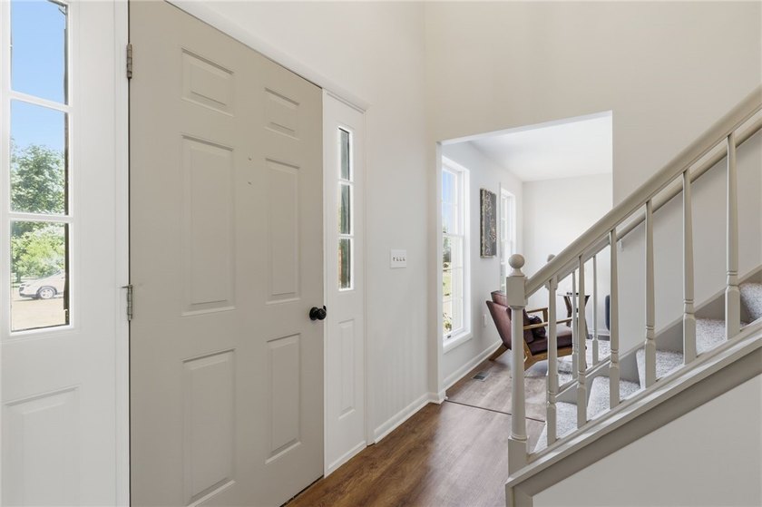 Beautiful white vinyl-sided Colonial with impressive front - photo 4