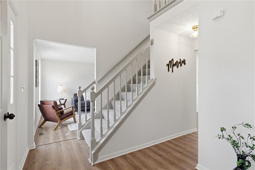 Beautiful white vinyl-sided Colonial with impressive front - photo 5