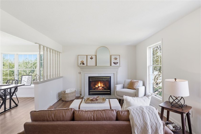 Beautiful white vinyl-sided Colonial with impressive front - photo 7