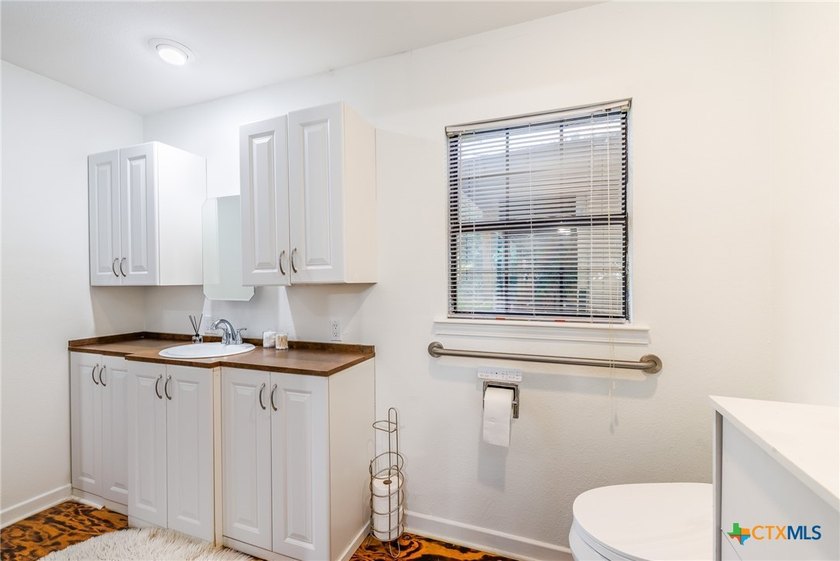 Homes like this are a rare find! Located in one of Luling's most - photo 15