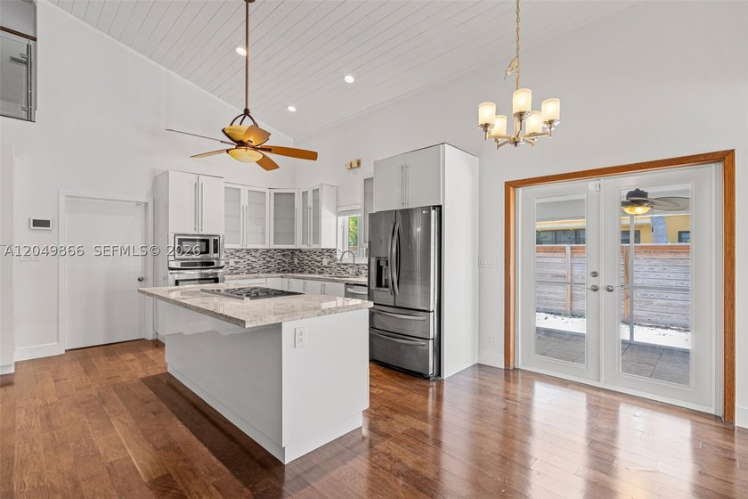 Ideally located in desirable East Hollywood, just minutes from - photo 21