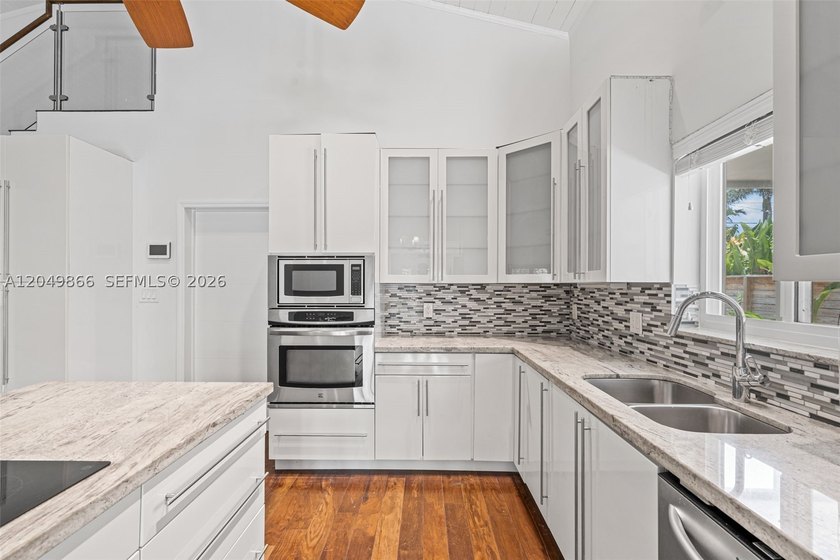 Ideally located in desirable East Hollywood, just minutes from - photo 22