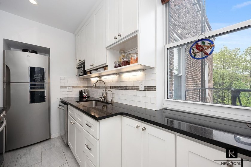 Top floor, sun-drenched prewar 2BR in a 1920 landmark co-op - photo 7